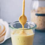 Vegane Käsesauce mit goldenem Löffel