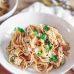 Vegane Tagliatelle mit Jackfruit in Tomaten-Sahne-Sauce, dazu Petersilie