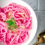 Pink Pasta: Makkeroni in Rote Bete Soße mit Dill