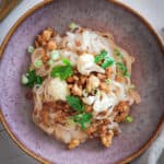 Teller mit Reisnudeln, Miso Sauce und Tempeh