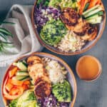 Sommerrollen Bowls mit Salat, Reisnudeln, Tempeh und Erdnusssauce