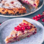 Johannisbeerkuchen Rezept mit Puderzucker und roten Beeren