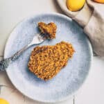 Ein Stück Zitronen Mohn Kuchen auf blauem Teller