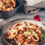 Vegane Dan Dan Nudeln: Chinesische Nudeln mit Hack und Chili