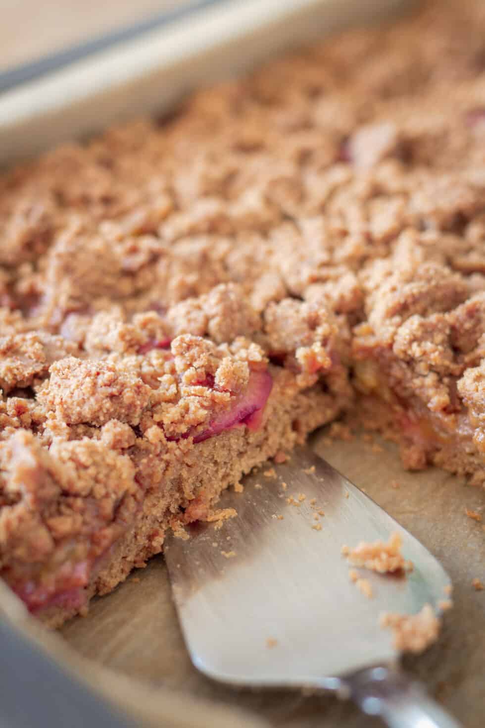 Veganer Zwetschgenkuchen mit Zimtstreuseln