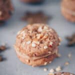 Haselnuss-Espresso-Cookies mit weißer Ganache-Füllung
