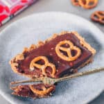 Vegane Schoko-Bretzel-Tarte mit der neuen iChoc Salty Pretzel