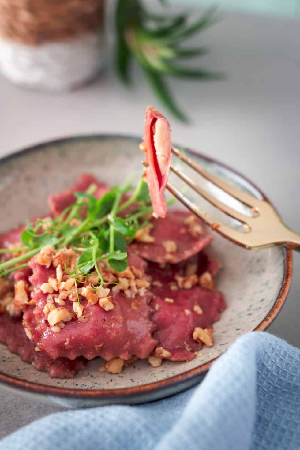 Rote Bete Ravioli mit Walnussbutter (vegan) Rote Bete Ravioli mit Walnussbutter (vegan)