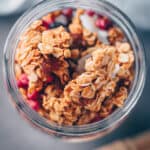 Veganes Granola mit Beeren und Kokos: gesund und lecker