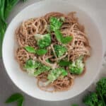 Veganes Walnuss-Pesto mit Nudeln und Brokkoli: so lecker!
