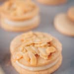 Bienenstich-Plätzchen: Gefüllte Kekse mit weißer Schokolade und Mandeln