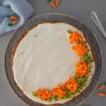 Möhrenkuchen (vegan) mit Frosting, Rüblistreifen und Nüssen