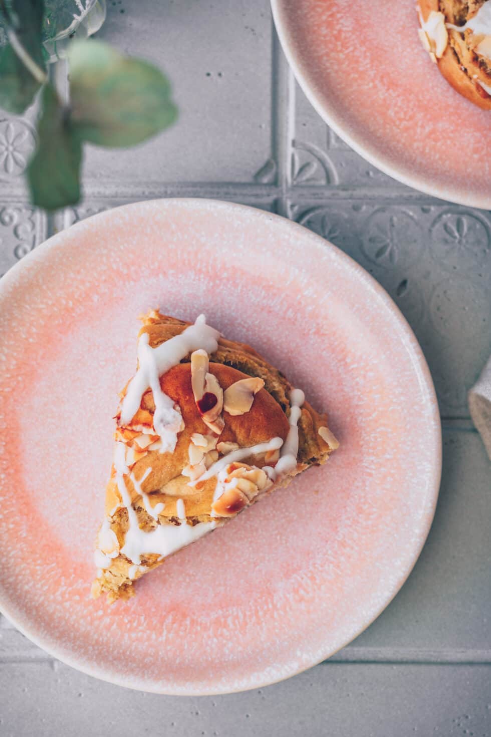 Veganer Hefekranz mit Pistazien-Marzipan-Füllung Veganer Hefekranz mit Pistazien-Marzipan-Füllung