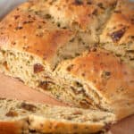 Veganes Osterbrot ohne Rosinen: Frisch angeschnitten schmeckt's am besten!