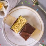 Zwei Stücke Mozartkuchen: stilecht mit goldener Gabel und Konfetti