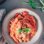Penne alla Vodka: Nudeln, Tomaten-Sahne-Soße und frisches Basilikum
