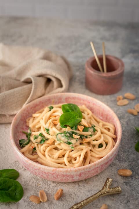 Udon-Nudeln in Erdnuss-Kokos-Sauce (vegan)