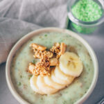 Tapioka-Pudding mit Banane in einer Dessertschale. Eine typisch vietnamesische Nachspeise