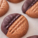 Mandel-Hafer-Kekse, halb in Schokolade getaucht. Vegan und glutenfrei.