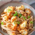 Vegane Udon-Nudeln mit Knusper-Blumenkohl in würzig-süßer Erdnuss-Sauce