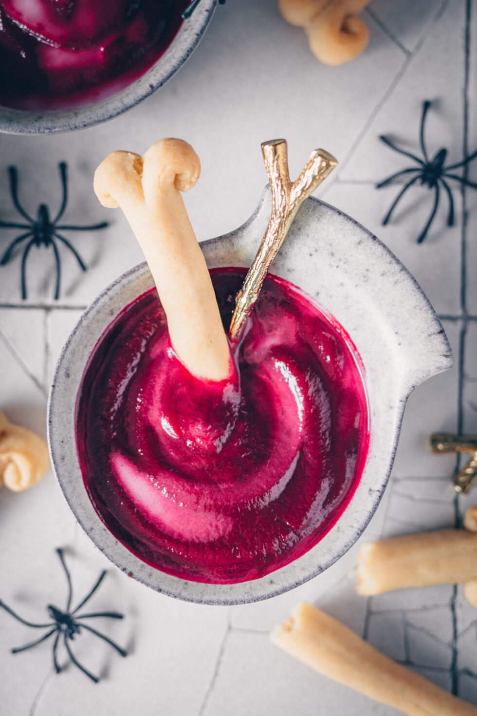 Halloween Rezept: Rote Bete Suppe mit Grissini