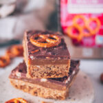 Veganes Millionaires Shortbread: Mürbeteig mit Karamell, Schokolade und Salzbrezeln
