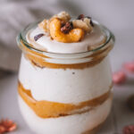 Veganes Banoffee Tiramisu im Glas mit karamellisierten Cashewkernen und Kakao Nibs