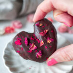 Gefüllte Dattelherzen in Schokolade. Eine natürliche Süßigkeit, die nicht nur am Valentinstag schmeckt.