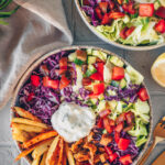 Vegane Gyros Bowl mit Pommes, Salat und Tsatsiki