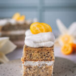 Zitrone-Mohn-Bananenbrot mit proteinreichem Frosting und Kumquats
