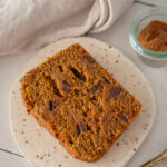 Ein Stück Punmpkin Spice Bread mit Schokolade versüßt dir den Herbst