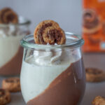 Cinnamon Roll Mousse au Chocolat (vegan) im Glas mit Sahnetuff und Mini-Zimtschnecke