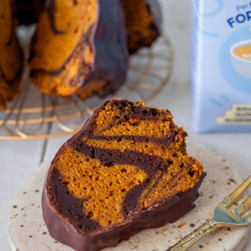 Veganer Kürbis-Marmorkuchen mit Schokoladenglasur