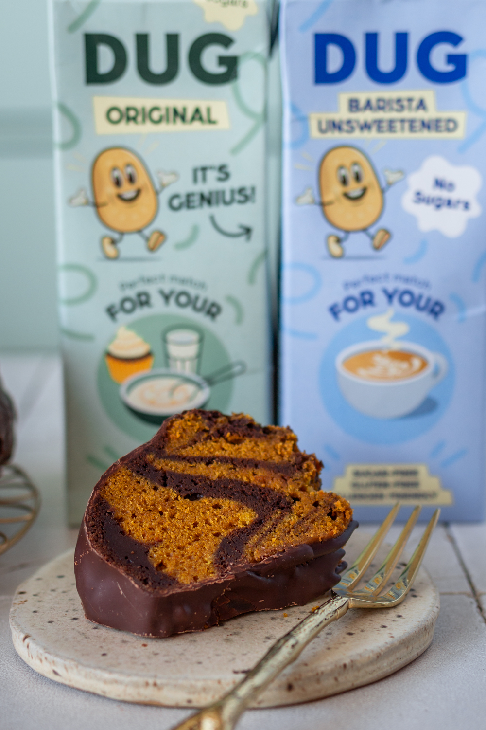 Veganer Marmorkuchen und pflanzliche Milchalternative von DUG